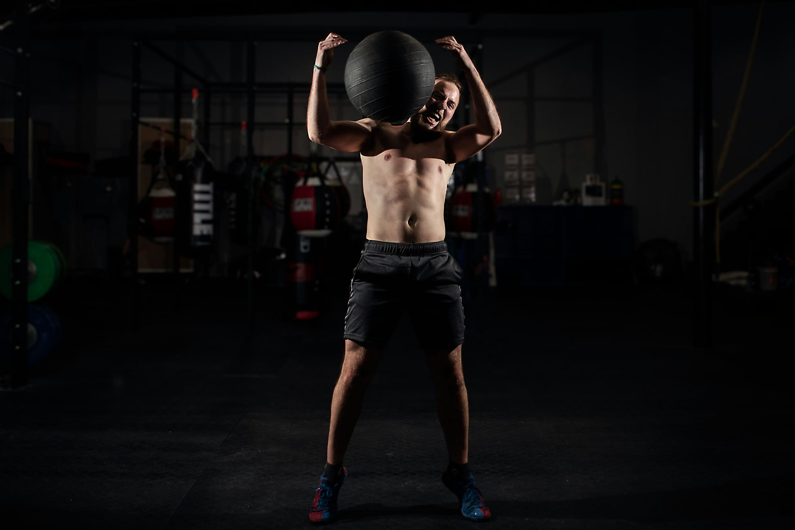 Impact No-Bounce Slam Ball — Sand-filled no-bounce slam ball in textured rubber, from 4 kg to 30 kg.