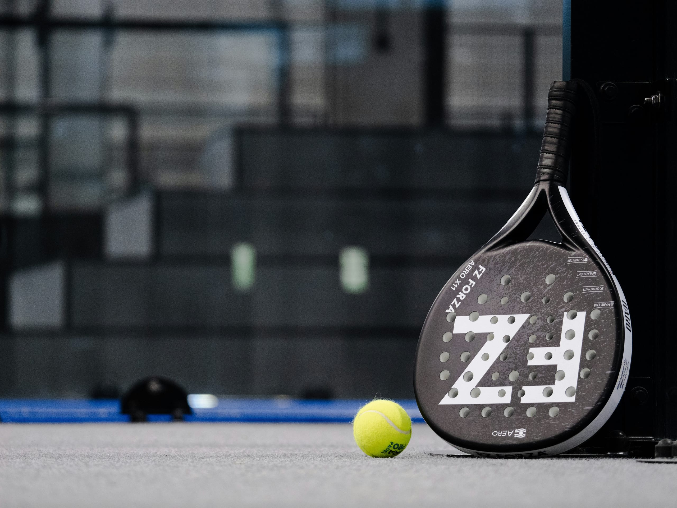 Rebound Graphite Squash Racquet — Graphite-composite squash frame at 140 g with a teardrop head and even balance.