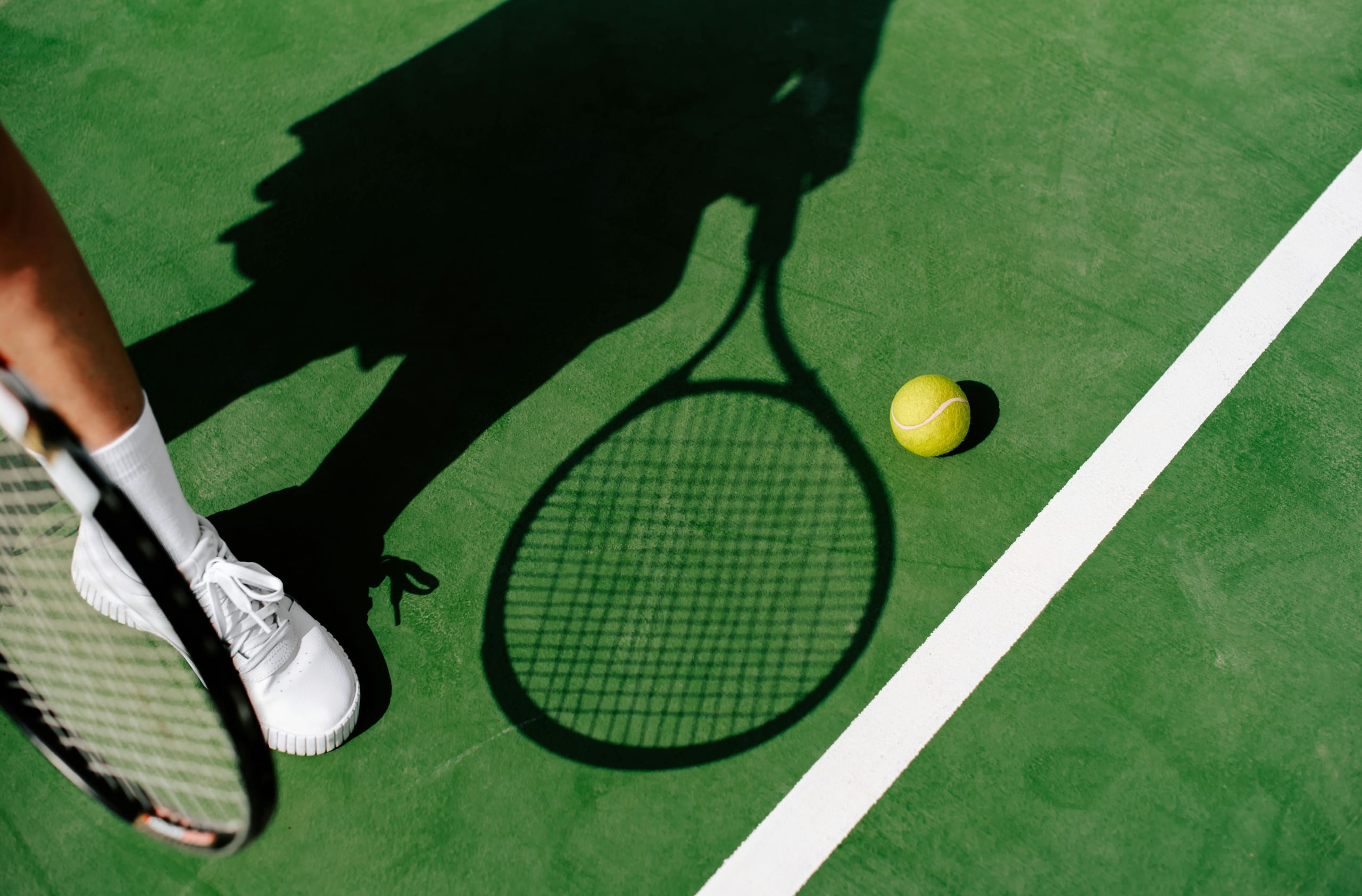 Baseline Alloy Tennis Racquet — Aluminium-composite tennis frame with a 100 sq in head, pre-strung and cover supplied.