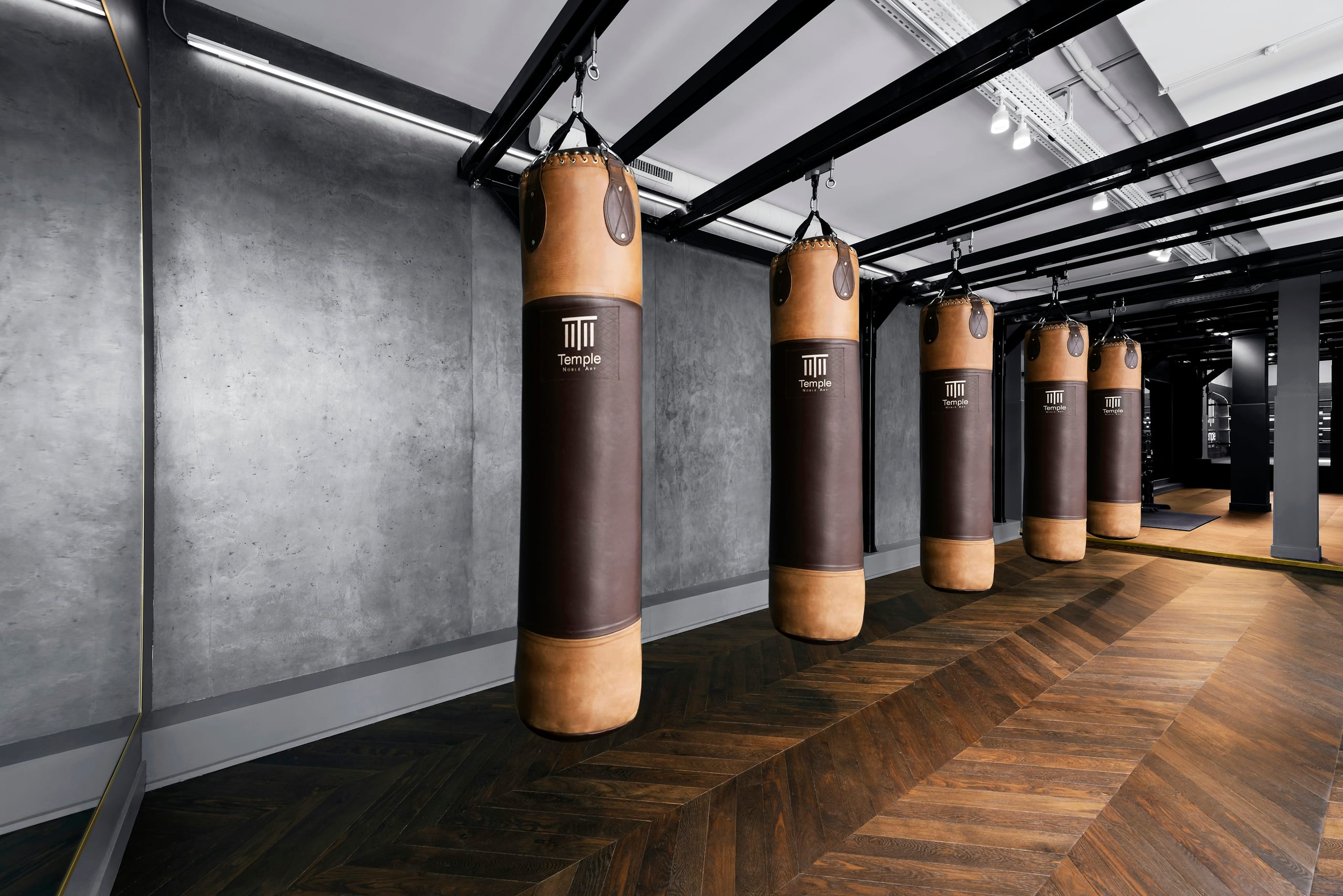 Anchor 4 ft Heavy Bag — Four-foot heavy bag in 1.6 mm PU with a shredded-textile fill and four-point chain hanging.