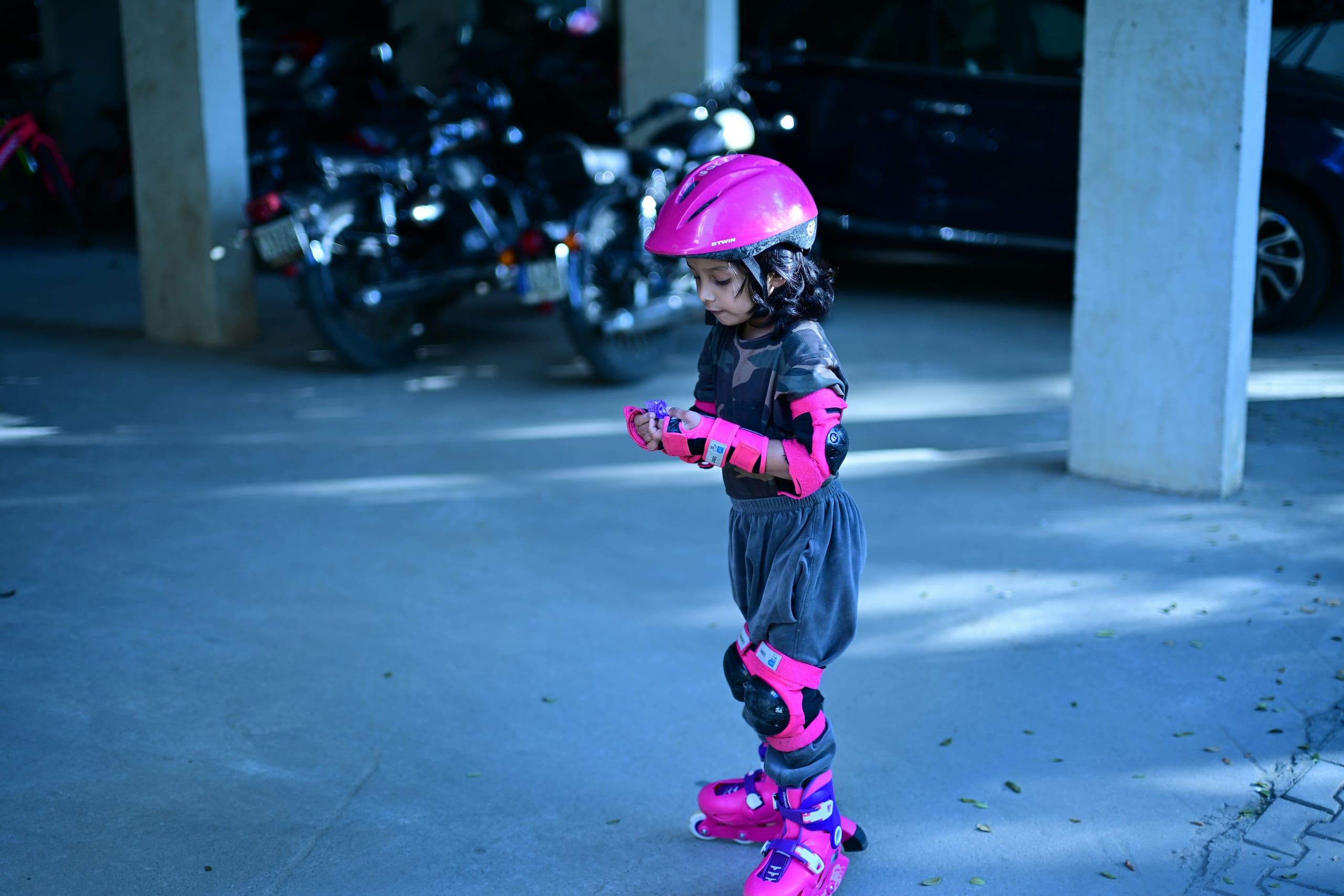 Brace Court Knee Pads — Sleeve-style court knee pads with a 12 mm EVA impact disc and silicone hem grippers.